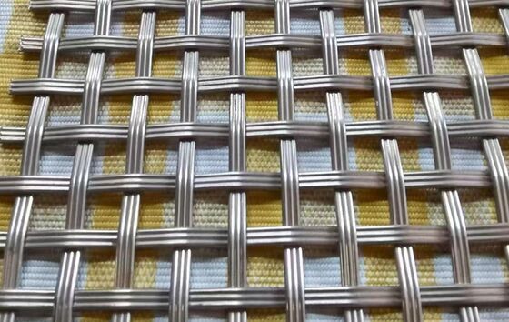 L'usine vend des filets en corde d'acier inoxydable flexibles pour garde-corps d'escalier. Des filets et des diamètres de fil personnalisés sont disponibles