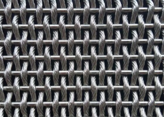 Large maille en spirale en acier inoxydable avec fil de cuivre, idéale pour les façades de murs-rideaux et les cloisons commerciales.